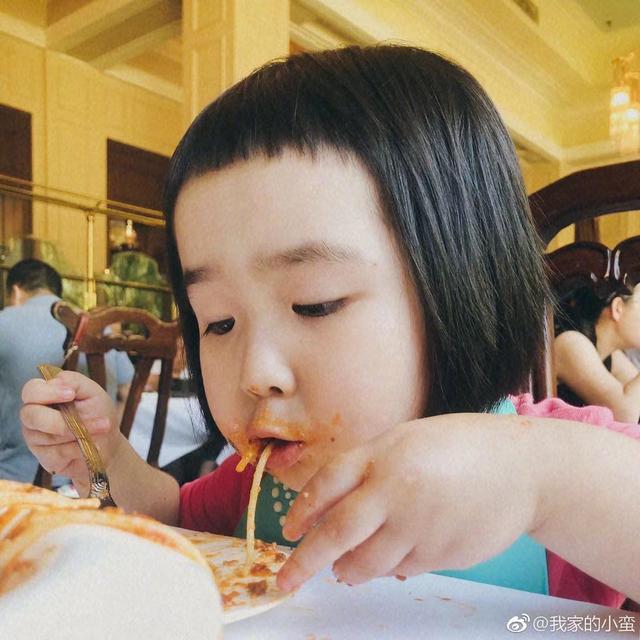 「吃貨小蠻」長大了！4歲可愛又俏皮，媽媽巧手打扮成時尚大咖：美翻了