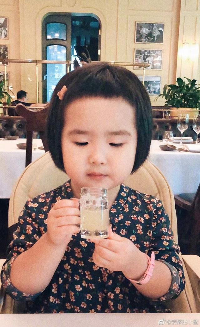 「吃貨小蠻」長大了！4歲可愛又俏皮，媽媽巧手打扮成時尚大咖：美翻了
