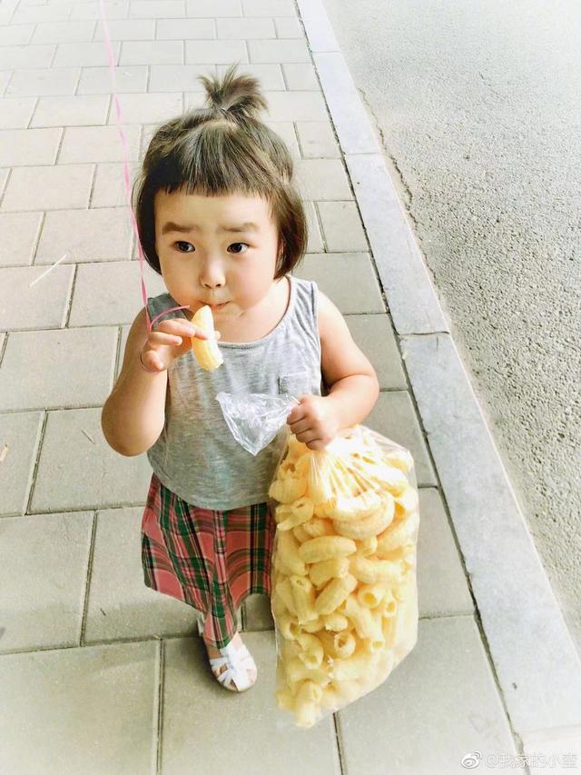「吃貨小蠻」長大了！4歲可愛又俏皮，媽媽巧手打扮成時尚大咖：美翻了