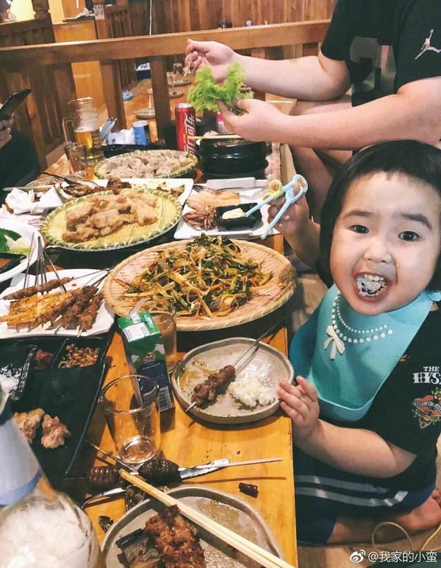「吃貨小蠻」長大了！4歲可愛又俏皮，媽媽巧手打扮成時尚大咖：美翻了