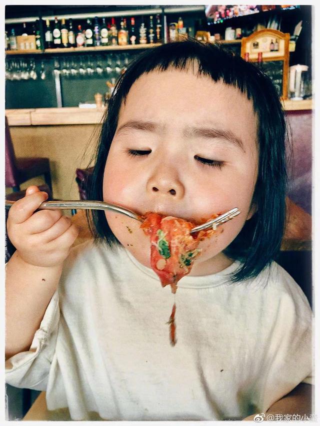 「吃貨小蠻」長大了！4歲可愛又俏皮，媽媽巧手打扮成時尚大咖：美翻了