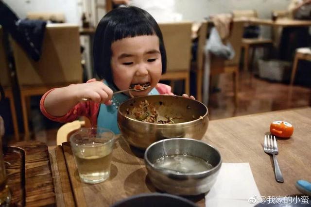 「吃貨小蠻」長大了！4歲可愛又俏皮，媽媽巧手打扮成時尚大咖：美翻了