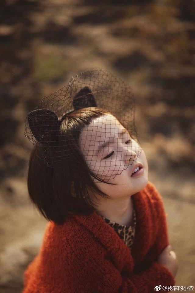 「吃貨小蠻」長大了！4歲可愛又俏皮，媽媽巧手打扮成時尚大咖：美翻了