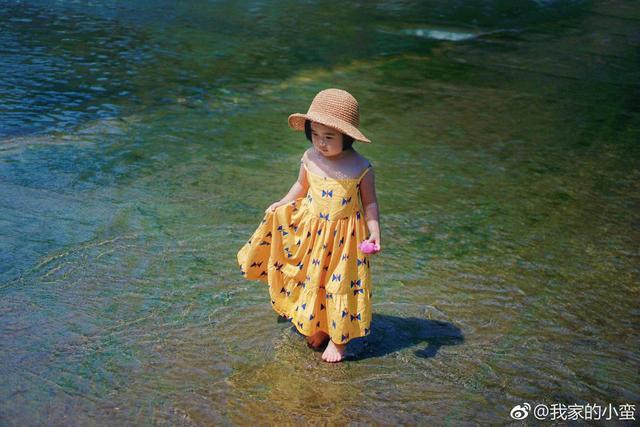 「吃貨小蠻」長大了！4歲可愛又俏皮，媽媽巧手打扮成時尚大咖：美翻了