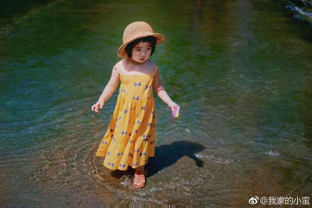 「吃貨小蠻」長大了！4歲可愛又俏皮，媽媽巧手打扮成時尚大咖：美翻了