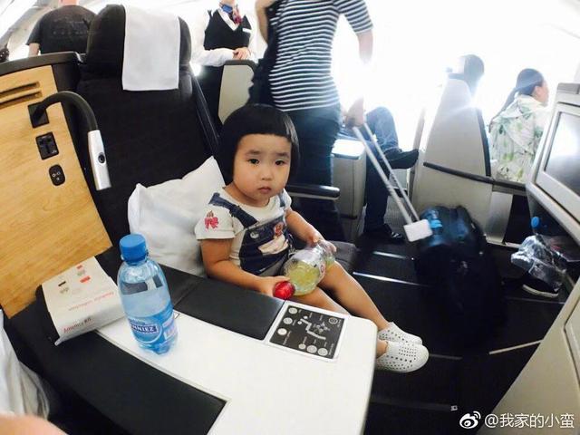 「吃貨小蠻」長大了！4歲可愛又俏皮，媽媽巧手打扮成時尚大咖：美翻了