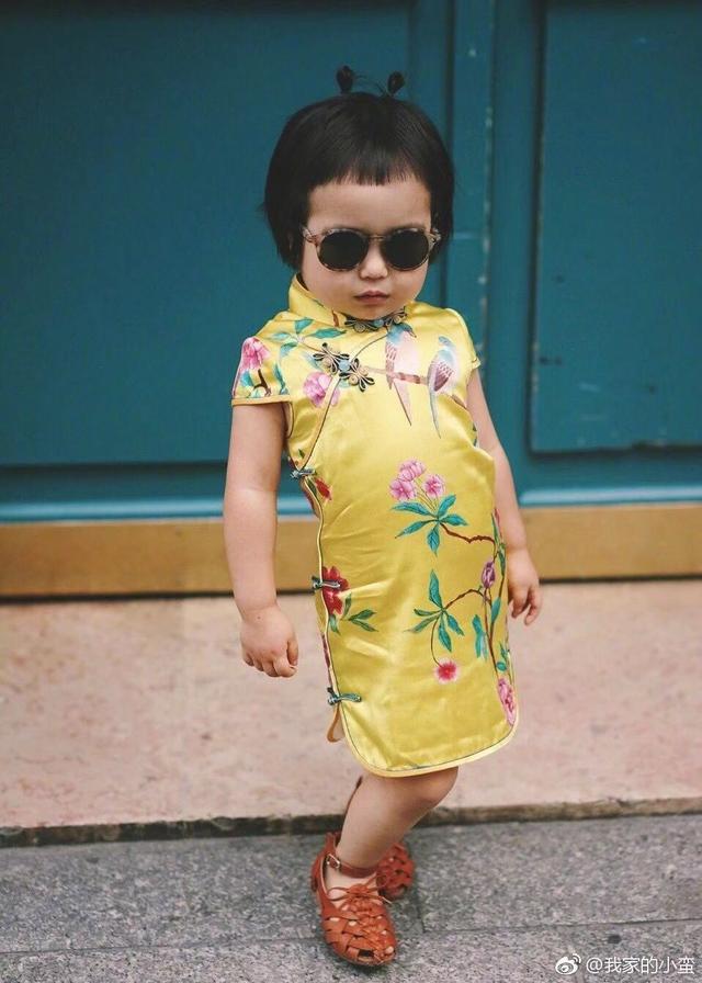 「吃貨小蠻」長大了！4歲可愛又俏皮，媽媽巧手打扮成時尚大咖：美翻了