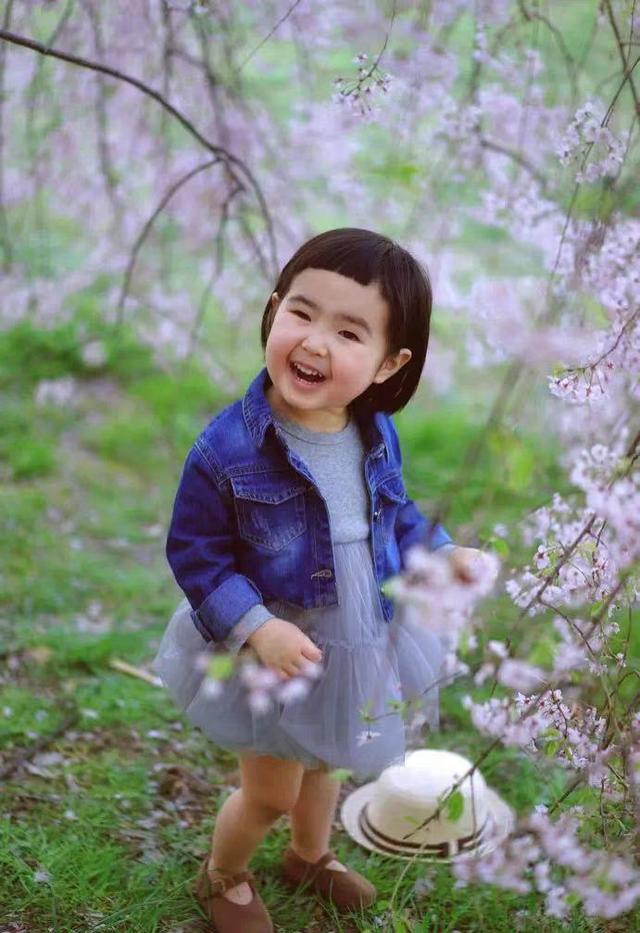 「吃貨小蠻」長大了！4歲可愛又俏皮，媽媽巧手打扮成時尚大咖：美翻了