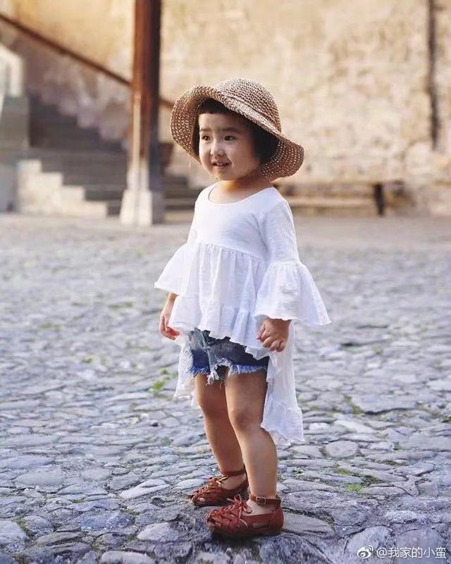 「吃貨小蠻」長大了！4歲可愛又俏皮，媽媽巧手打扮成時尚大咖：美翻了