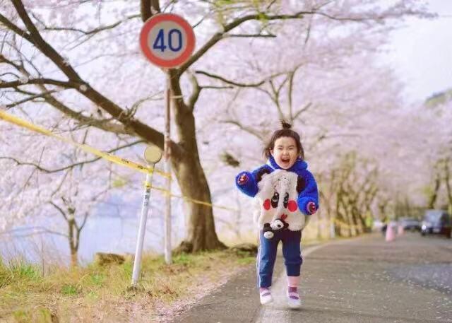 「吃貨小蠻」長大了！4歲可愛又俏皮，媽媽巧手打扮成時尚大咖：美翻了