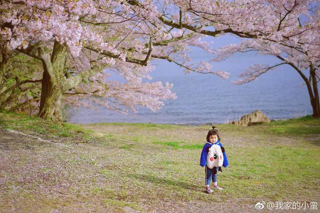 「吃貨小蠻」長大了！4歲可愛又俏皮，媽媽巧手打扮成時尚大咖：美翻了