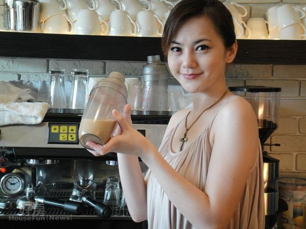 消失本土劇6年！簡沛恩驚喜po文「孩子順利出生」  44歲成「商界女強人」凍齡美貌被狂讚