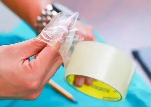 滿屋子頭髮難清理？只要「一根皮筋」全搞定，家裡一根髮絲都沒有
