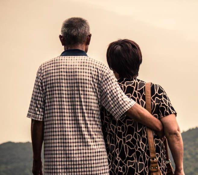 我54歲，和老公離婚了：我對他無怨無悔付出了30年，他照顧我半個月都不耐煩！女人老了最可靠的只有錢