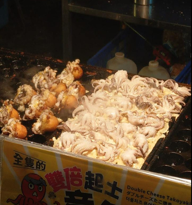 塞一整隻章魚！夜市章魚燒「用料超澎湃」不怕你吃　過來人一看「勸千萬別買」：不想再被坑