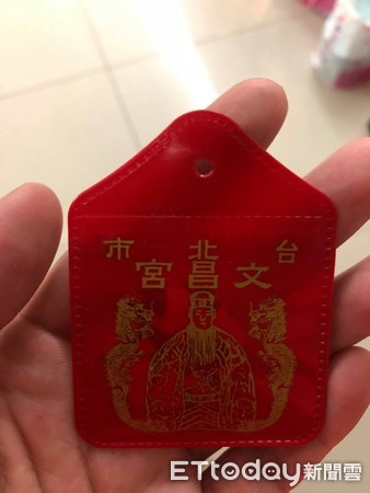 下雨照樣不減速！騎到半路「飛來平安符袋」纏腳踝2圈　煞車一看「嚇到寒毛豎起來」：媽祖慈悲
