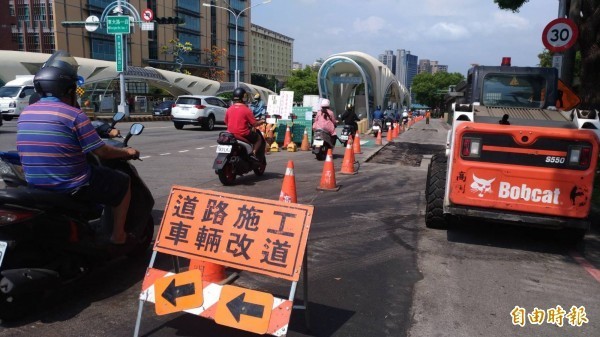 下雨照樣不減速！騎到半路「飛來平安符袋」纏腳踝2圈　煞車一看「嚇到寒毛豎起來」：媽祖慈悲