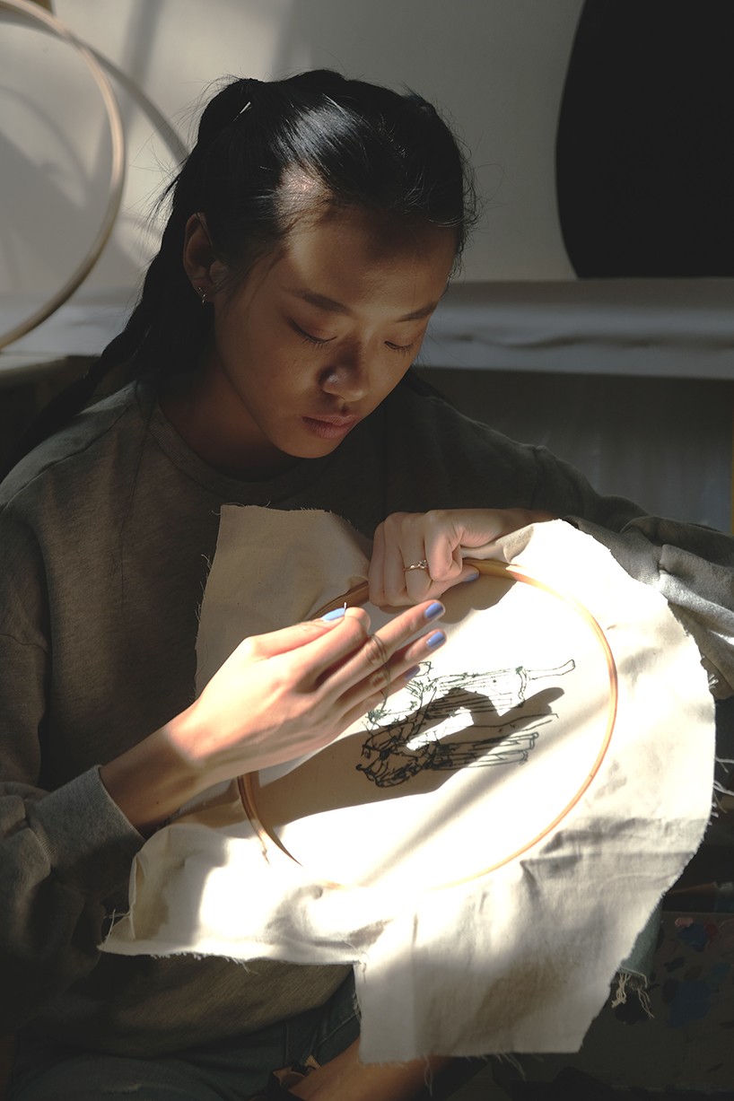 髮絲從布衝出來！她打造「唯美立體刺繡」爆紅　本尊是「電眼健康美女神」美翻網友：刺的是本人