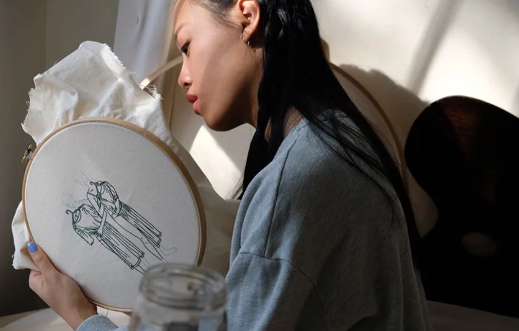 髮絲從布衝出來！她打造「唯美立體刺繡」爆紅　本尊是「電眼健康美女神」美翻網友：刺的是本人