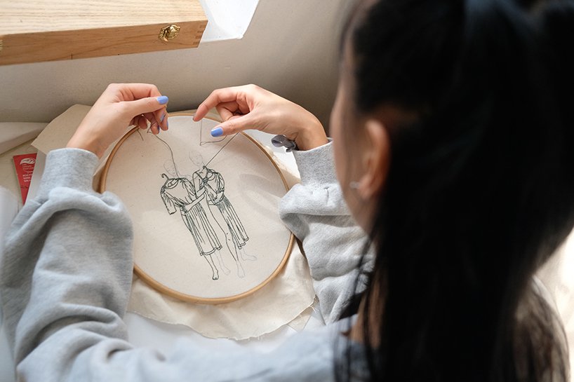 髮絲從布衝出來！她打造「唯美立體刺繡」爆紅　本尊是「電眼健康美女神」美翻網友：刺的是本人