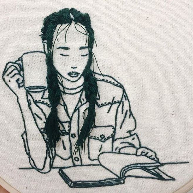 髮絲從布衝出來！她打造「唯美立體刺繡」爆紅　本尊是「電眼健康美女神」美翻網友：刺的是本人