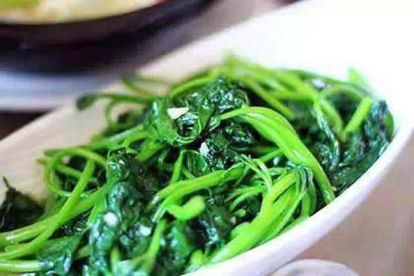 經常吃番薯葉好處多多，番薯葉這樣炒才正確
