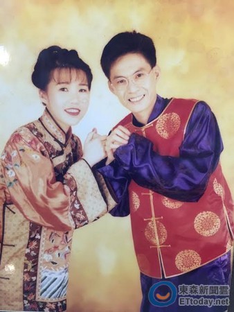 洪都拉斯「結縭24年賢妻曝光」熬過苦日子不離棄！「罕曬婚紗照」」整個人幸福肥甜誇：老婆照顧好