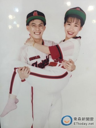 洪都拉斯「結縭24年賢妻曝光」熬過苦日子不離棄！「罕曬婚紗照」」整個人幸福肥甜誇：老婆照顧好