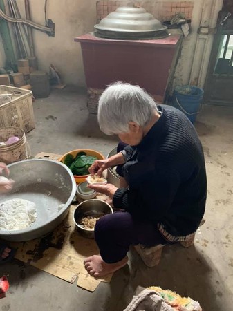 懷念的味道！90歲嬤清明節「堅持手做草仔粿」用紅爐灶煨　勾網友回憶「現在都吃不到了」