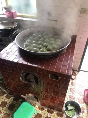 懷念的味道！90歲嬤清明節「堅持手做草仔粿」用紅爐灶煨　勾網友回憶「現在都吃不到了」