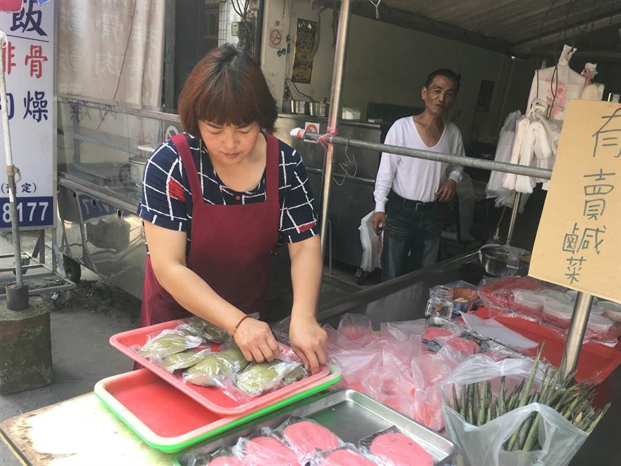 懷念的味道！90歲嬤清明節「堅持手做草仔粿」用紅爐灶煨　勾網友回憶「現在都吃不到了」