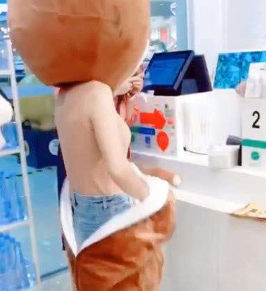美女扮演大熊去超市買東西，結賬的時候卸下大熊裝，周圍的人不淡定了！