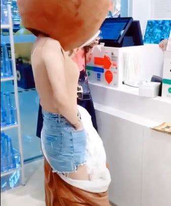 美女扮演大熊去超市買東西，結賬的時候卸下大熊裝，周圍的人不淡定了！