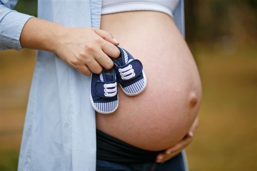 二寶媽想拚女兒「胎夢見虛弱男孩」心疼決定收留　幾個月後「兒子終於出生」掉淚：還好生下你