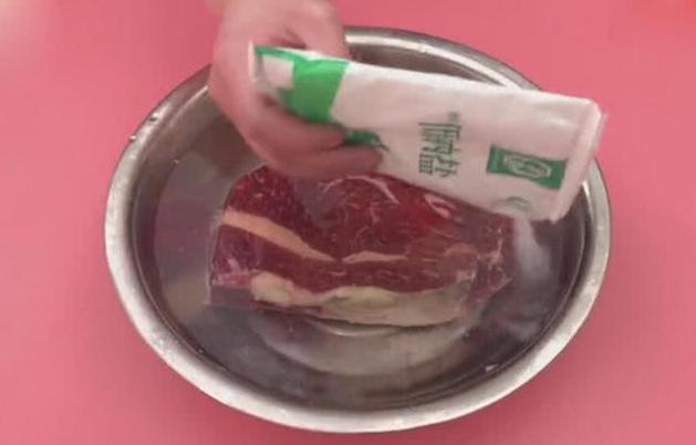 不管解凍什麼肉，都別用水泡！大廚教我「4招」，6分鐘搞定冷凍肉！ 