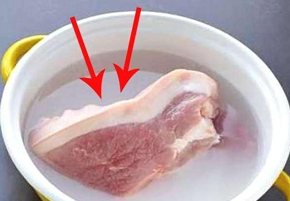 不管解凍什麼肉，都別用水泡！大廚教我「4招」，6分鐘搞定冷凍肉！ 