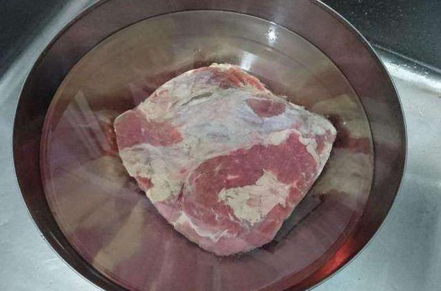 不管解凍什麼肉，都別用水泡！大廚教我「4招」，6分鐘搞定冷凍肉！ 