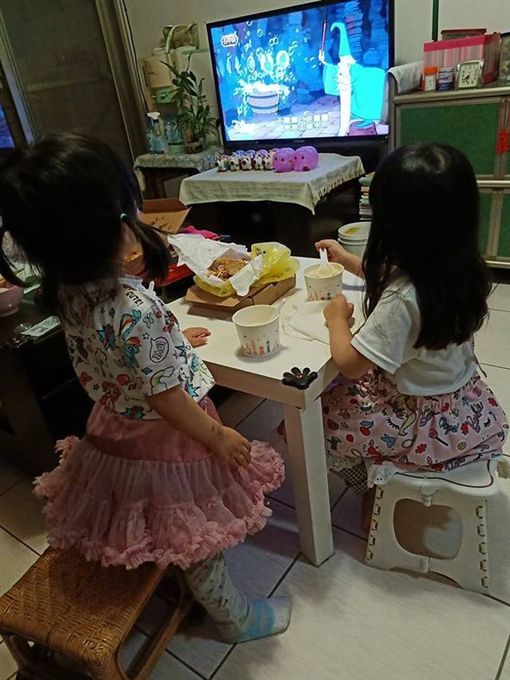最佳避風港！她「回娘家只顧著睡」媽媽顧2孫不喊累　嗨喊「娘家是渡假勝地」網哭：有媽的孩子像個寶❤