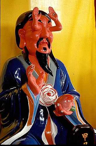 女兒在廟裡「笑太歲長得好奇怪」態度超輕浮　下一秒「當場被神明教訓」媽急求原諒：快點道歉！