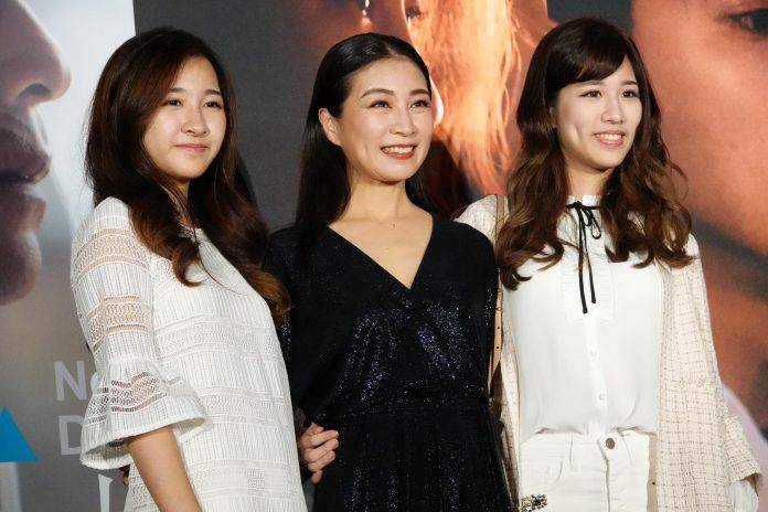 方文琳年過半百「舊病復發」依舊樂觀！兩個女兒被封「校花級美女」她開明鼓勵：多談戀愛