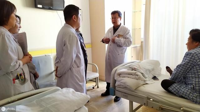 「經常放屁」是腸癌的警示嗎？腫瘤科醫生說「這3個症狀」才是腸癌信號 