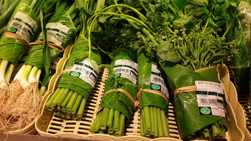 出奇招救地球！越南超市「用香蕉葉取代塑膠袋」　一字排開「蔬菜精緻包裝景象」被讚翻：台灣該跟進