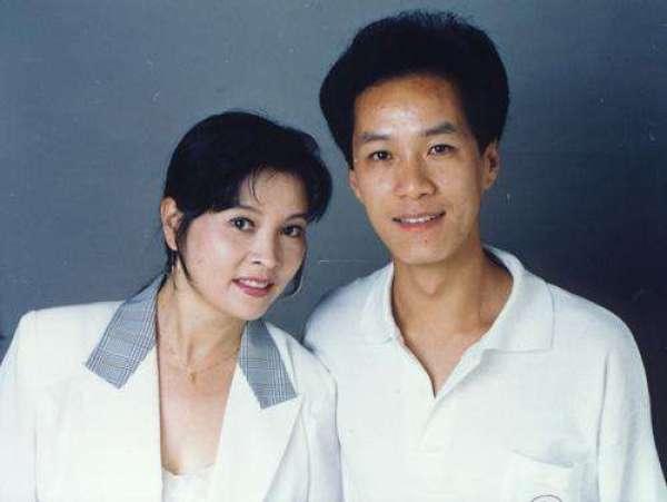 失婚後遇見幸福！她比現任丈夫大8歲「恩愛26年」　「膝下無子女」今64歲依舊有少女感