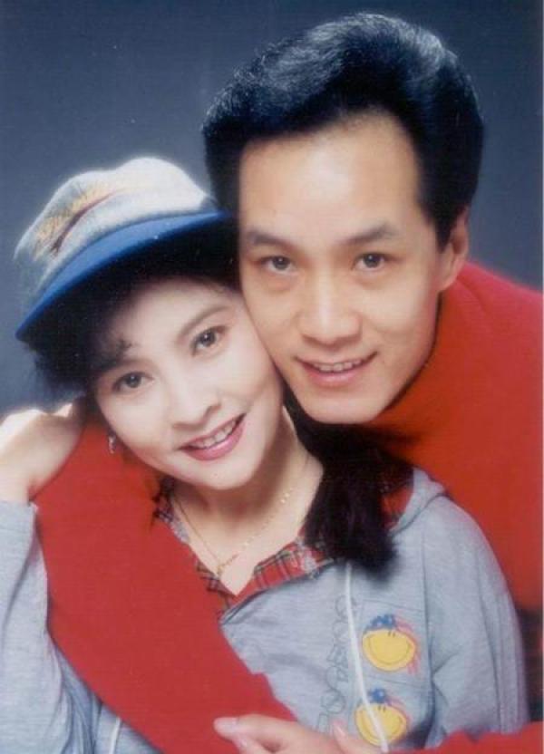 失婚後遇見幸福！她比現任丈夫大8歲「恩愛26年」　「膝下無子女」今64歲依舊有少女感