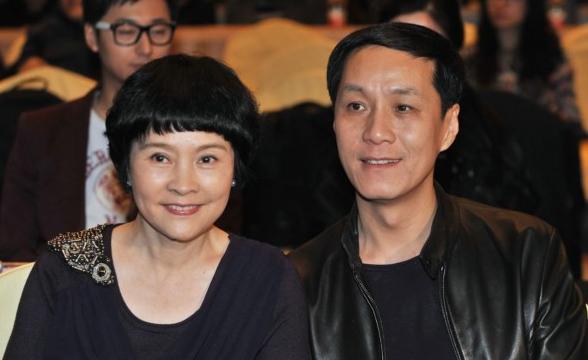 失婚後遇見幸福！她比現任丈夫大8歲「恩愛26年」　「膝下無子女」今64歲依舊有少女感