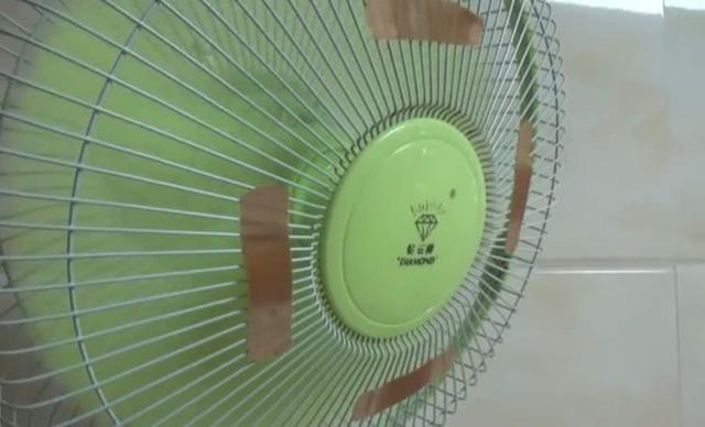  電風扇吹不涼！「OK蹦貼電風扇」網友一窩蜂搶著學　「笨方法也是好方法」省電還能驅蚊