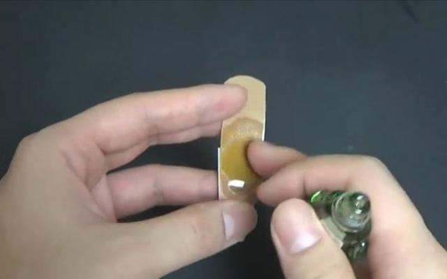  電風扇吹不涼！「OK蹦貼電風扇」網友一窩蜂搶著學　「笨方法也是好方法」省電還能驅蚊