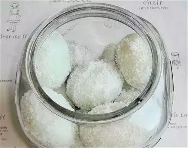 媽媽把「雞蛋打進製冰盒裡」意想不到的雞蛋保存妙招！媽媽太聰明了 