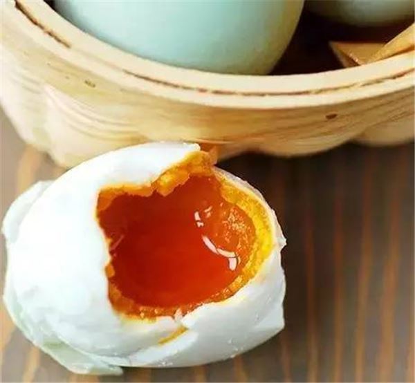 媽媽把「雞蛋打進製冰盒裡」意想不到的雞蛋保存妙招！媽媽太聰明了 