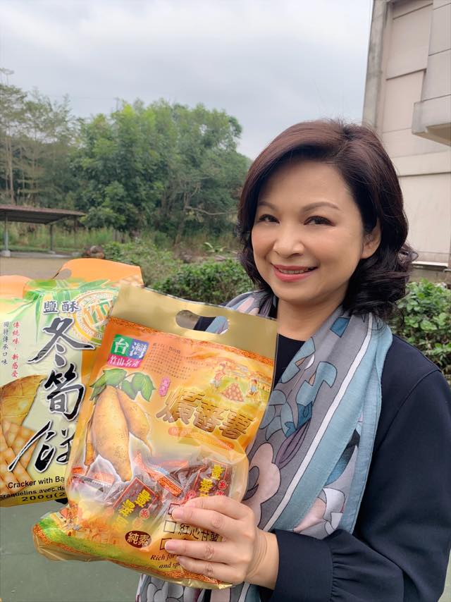 楊貴媚不只孝順還是好母親！曾急赴越南「淚崩擁養女」 親自添購家用暖心叮嚀：長大了要勇敢